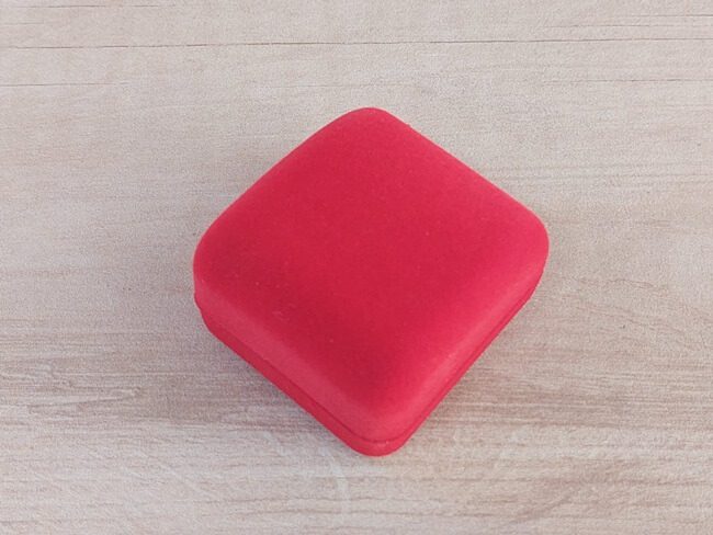 ESTUCHE PANA CUADRADO PARA UN ANILLO X UNID INTERIOR ROJO. MEDIDAS 5.5 CM - Imagen 2