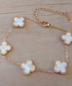 PULSERA DE ACERO DORADO ESLABÓN ESPEJITO CON DIJE VAN CLEEF ACRÍLICO BLANCO. LARGO 17,5 + 6 CM EXT.