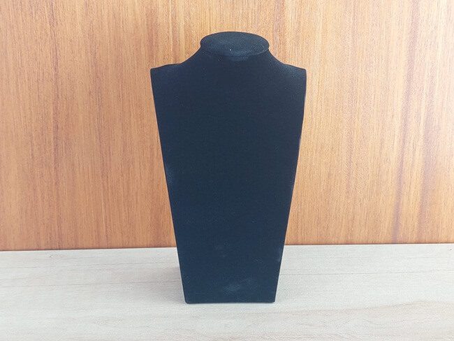 EXHIBIDOR PARA CADENAS Y COLGANTES COLOR NEGRO. TAMAÑO: 19 CM DE ALTO.