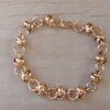 PULSERA DE ACERO DORADO ESLABÓN ROLO CONECTADO CON ARGOLLA. LARGO 18,5 CM