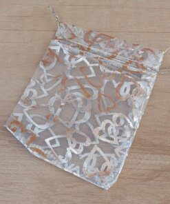 BOLSA DE ORGANZA BLANCA CON CORAZONES PLATEADOS X 100 UNIDADES. MEDIDAS 9 X 12 CM