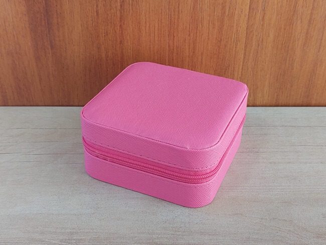 ESTUCHE ALHAJERO DE CUERINA CON CIERRE COLOR FUCSIA. MEDIDAS 9.5 X 9.5 CM - Imagen 2