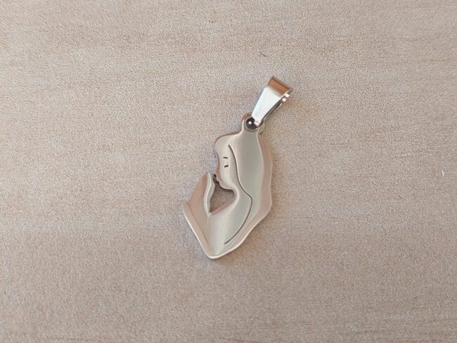 DIJE DE ACERO VIRGEN NIÑA SILUETA. TAMAÑO 25 X 15 MM