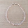 PULSERA DE TANZA CON MOSTACILLAS ROSA Y TERMINAL DE ACERO BLANCO. LARGO 18 CM.