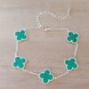 PULSERA DE ACERO BLANCO ESPEJITO CON 5 DIJES VAN CLEEF COLOR VERDE. LARGO 17,5 CM + 6 CM EXT.