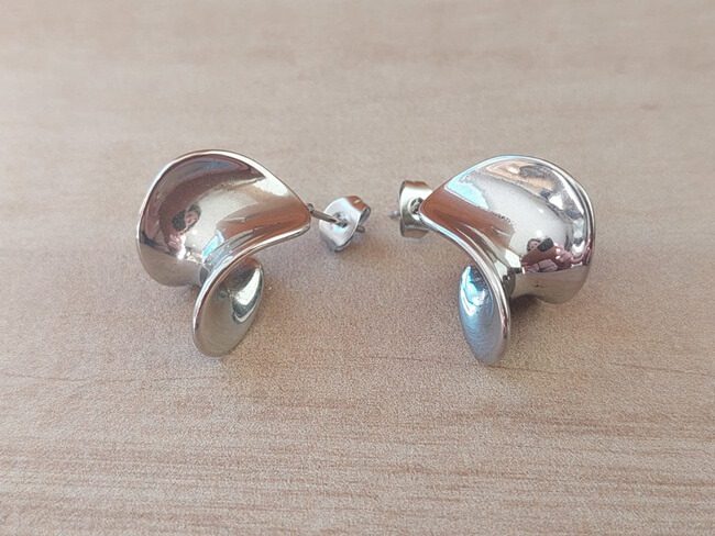 ARO DE ACERO FORMA ALABEADA CON FRU FRU. TAMAÑO 20 X 12 MM