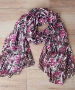 PASHMINA BATIK EN TONOS NEGROS Y OBISPO CON FONDO MARFIL. TAMAÑO 100 X 200 CM.