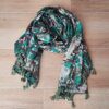PASHMINA ESTAMPADA CON HOJAS EN TONOS VERDES Y ROSA CON FONDO BEIGE Y BORLAS. TAMAÑO 100 X 200 CM.