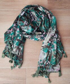 PASHMINA ESTAMPADA CON HOJAS EN TONOS VERDES Y ROSA CON FONDO BEIGE Y BORLAS. TAMAÑO 100 X 200 CM.