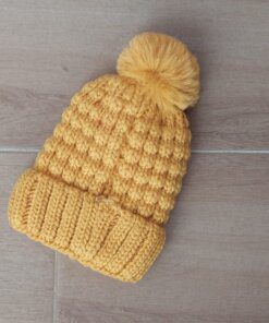 GORRO TEJIDO CON PIEL EN SU INTERIOR COLOR MAÍZ CON POMPÓN DE PIEL.