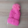 GORRO TEJIDO CON PIEL EN SU INTERIOR COLOR FUCSIA CON POMPÓN DE PIEL.