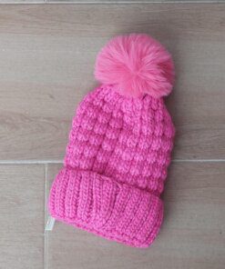 GORRO TEJIDO CON PIEL EN SU INTERIOR COLOR FUCSIA CON POMPÓN DE PIEL.