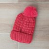 GORRO TEJIDO CON PIEL EN SU INTERIOR COLOR ROJO CON POMPÓN DE PIEL.
