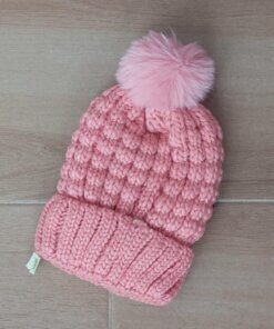 GORRO TEJIDO CON PIEL EN SU INTERIOR COLOR ROSA CON POMPÓN DE PIEL.