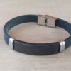 PULSERA DE CAUCHO CON CENTRO EN ACERO NEGRO APTO PARA GRABAR. LARGO 20 CM.