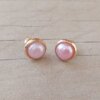 ARO DE ACERO DORADO PASANTE MEDIA PERLA ROSA 10 MM.