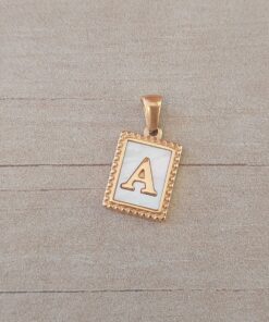 DIJE DE ACERO DORADO INICIAL. TAMAÑO 12 X 15 MM