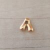 DIJE DE ACERO DORADO INICIAL. TAMAÑO APROXIMADO 10 X 15 MM