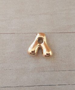 DIJE DE ACERO DORADO INICIAL. TAMAÑO APROXIMADO 10 X 15 MM
