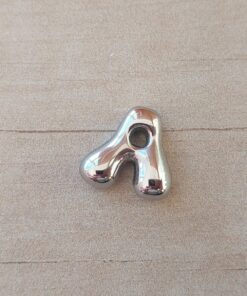 DIJE DE ACERO INICIAL. TAMAÑO APROXIMADO 10 X 15 MM