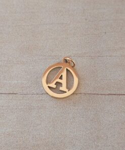 DIJE DE ACERO DORADO INICIAL. TAMAÑO 11 MM