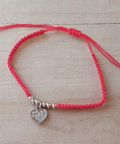 PULSERA DE HILO ROJO AJUSTABLE CON BOLITAS Y DIJE DE ACERO CORAZÓN CON STRASS.