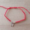 PULSERA DE HILO ROJO AJUSTABLE CON BOLITAS Y DIJE DE ACERO MARIPOSA CON STRASS.