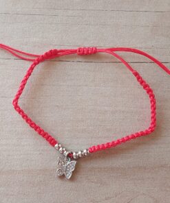 PULSERA DE HILO ROJO AJUSTABLE CON BOLITAS Y DIJE DE ACERO MARIPOSA CON STRASS.