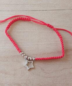 PULSERA DE HILO ROJO AJUSTABLE CON BOLITAS Y DIJE DE ACERO ESTRELLA CON STRASS.