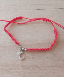 PULSERA DE HILO ROJO AJUSTABLE CON BOLITAS Y DIJE DE ACERO LUNA CON STRASS.
