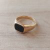 ANILLO DE ACERO DORADO CON SÍMIL PIEDRA NEGRA