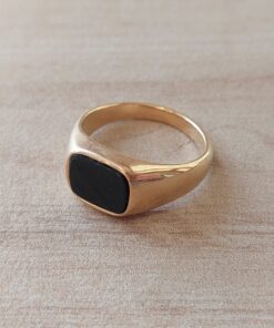 ANILLO DE ACERO DORADO CON SÍMIL PIEDRA NEGRA