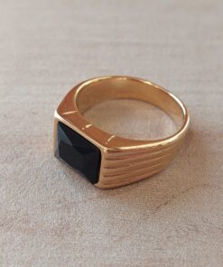 ANILLO DE ACERO DORADO CON SÍMIL PIEDRA NEGRA