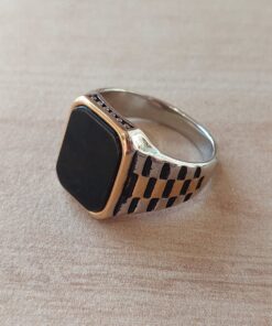 ANILLO DE ACERO COMBINADO CON DORADO Y SÍMIL PIEDRA NEGRA