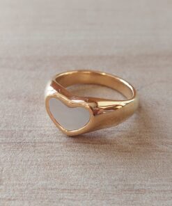 ANILLO DE ACERO DORADO TIPO CHUNKY CON CORAZÓN NACARADO CENTRAL