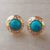 ARO DE ACERO DORADO PASANTE VINTAGE CON SÍMIL PIEDRA TURQUESA OPACO. TAMAÑO 22 MM