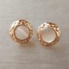 ARO DE ACERO DORADO PASANTE VINTAGE CON SÍMIL PIEDRA BLANCA. TAMAÑO 22 MM