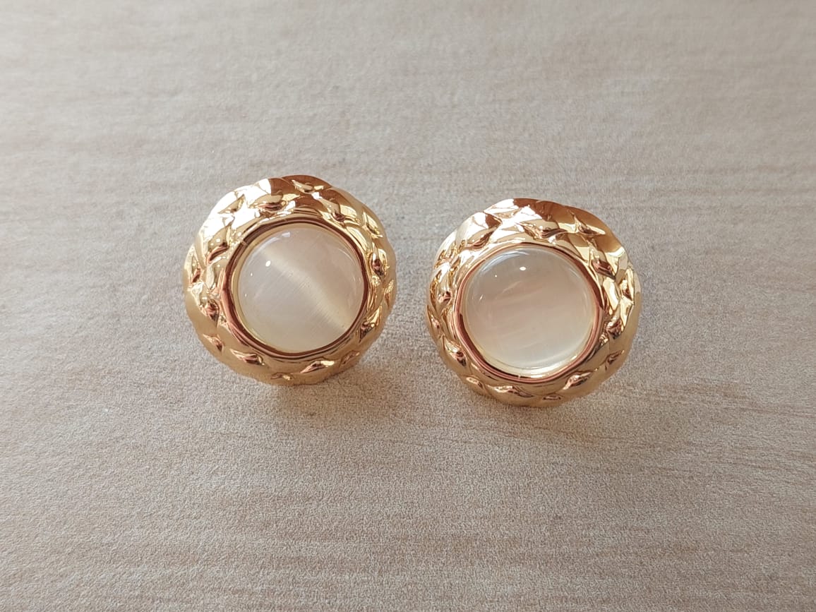 ARO DE ACERO DORADO PASANTE VINTAGE CON SÍMIL PIEDRA BLANCA. TAMAÑO 22 MM