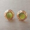 ARO DE ACERO DORADO PASANTE VINTAGE CON SÍMIL PIEDRA VERDE. TAMAÑO 22 MM