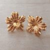 ARO DE ACERO DORADO PASANTE FLOR BOMBE EFECTO RELIEVE 25 MM