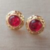 ARO DE ACERO DORADO PASANTE VINTAGE CON SÍMIL PIEDRA ROJA. TAMAÑO 22 MM