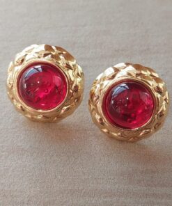 ARO DE ACERO DORADO PASANTE VINTAGE CON SÍMIL PIEDRA ROJA. TAMAÑO 22 MM