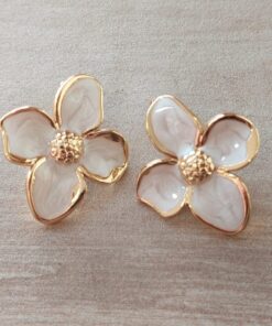 ARO DE ACERO DORADO PASANTE FLOR BOMBE EFECTO RELIEVE ESMALTADA EN BLANCO. TAMAÑO 25 X 30 MM.
