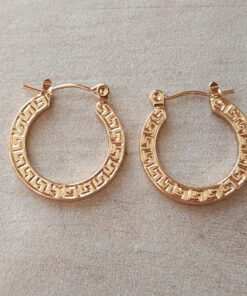 ARO DE ACERO DORADO ARGOLLA REDONDA CON GUARDA TRABAJADA TIPO VERSACE. TAMAÑO 20 MM