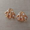 ARO DE ACERO DORADO PASANTE OSTRA BOMBE EFECTO RELIEVE CON PERLITAS PEGADAS. TAMAÑO 20 X 18 MM