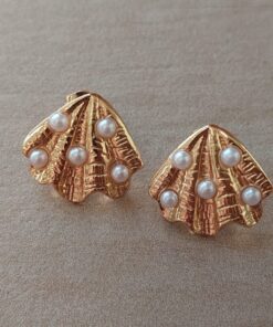 ARO DE ACERO DORADO PASANTE OSTRA BOMBE EFECTO RELIEVE CON PERLITAS PEGADAS. TAMAÑO 20 X 18 MM