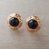 ARO DE ACERO DORADO PASANTE VINTAGE CON SÍMIL PIEDRA NEGRA. TAMAÑO 22 MM