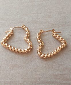 ARO DE ACERO DORADO ARGOLLA HUECA CON FORMA DE CORAZÓN RETORCIDO. TAMAÑO 23 X 22 MM