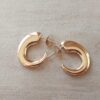 ARO DE ACERO DORADO MEDIA ARGOLLA IRREGULAR CON FRU FRU. TAMAÑO 17 X 21 MM