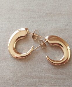 ARO DE ACERO DORADO MEDIA ARGOLLA IRREGULAR CON FRU FRU. TAMAÑO 17 X 21 MM